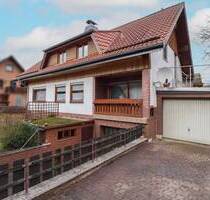 Gepflegtes 7-Zi.-Zuhause mit Garten, 2 Garagen und Carportstellplatz in Delligsen