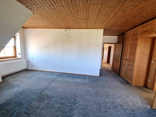 Haupthaus Zimmer DG mit Einbauschränken - 