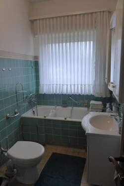 Badezimmer mit Fenster - 