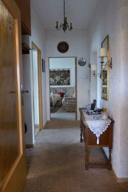 Diele mit Blick in ein Wohnzimmer - 