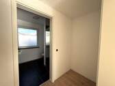 Garderobe zwischen Wohnen und Badezimmer - 