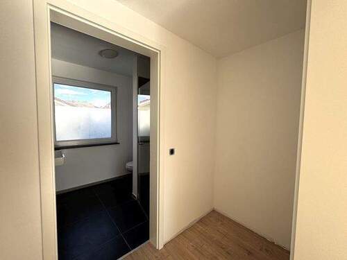 Garderobe zwischen Wohnen und Badezimmer - 