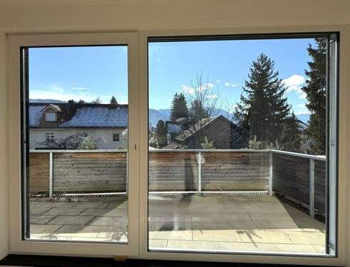 Blick auf die Terrasse und weiter in die Berge - 