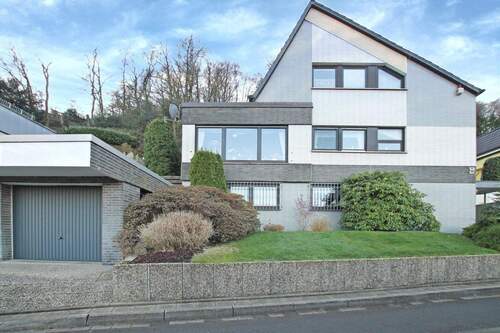 Ansicht, Garage I - Solides Zweifamilienhaus mit über 210 m² Wohnfläche und 2 Garagen in Familienlage von Wetter-Wengern