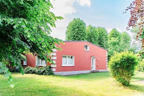Gartenansicht - Im Jahr 1967 gebaut, heute optimiert - Ein Zuhause im Bungalow Stil mit großem Grundstück mitten in Sörup
