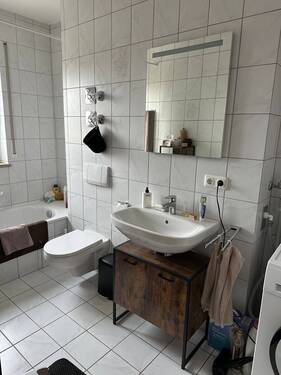 Bad mit Fenster und Badewanne - 1 Zimmer Etagenwohnung zur Miete in Straubing