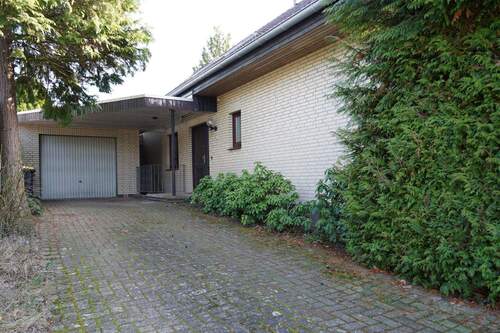 großzügige Zufahrt - 7 Zimmer Einfamilienhaus in Burgdorf