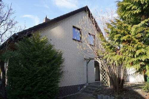 Zugang zur Ostterrasse - Einfamilienhaus mit 218,00 m&sup2; in Burgdorf zum Kaufen