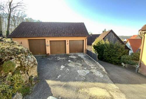 drei Garagen mit Spitzboden - 