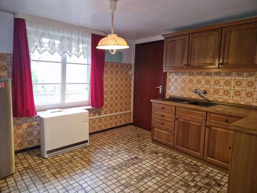 Helle Küche mit Platz für einen kleinen Essbereich - 