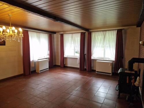 Mögliches Wohnzimmer mit rustikalem Kamin - 