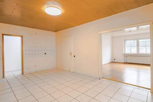 Küche und Essbereich mit Blick ins Wohnzimmer - 