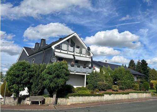 Haus - Großzügige Dachgeschosswohnung in guter Lage