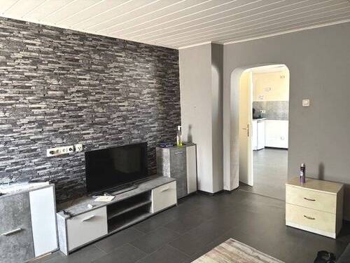 Wohnzimmer mit Blick zur Küche - 