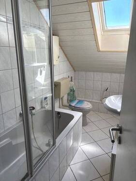 Bad mit Fenster im DG - 
