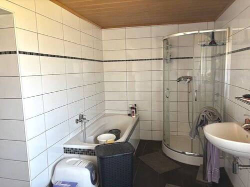 Bad mit Wanne und Dusche EG - 