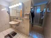 Bad mit Dusche - 