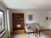 Wohnzimmer mit Zugang zum Balkon - 