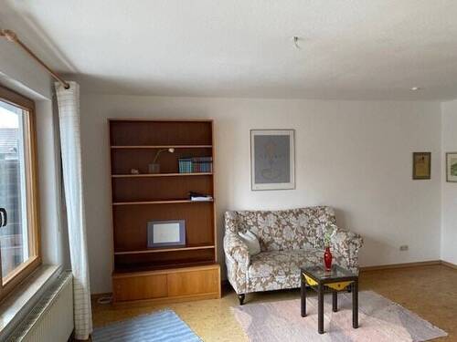 Wohnzimmer mit Zugang zum Balkon - 