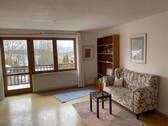 Wohnzimmer mit Zugang zum Balkon - 