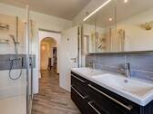 Bad mit Doppelwaschtisch und bodengleicher Dusche - 