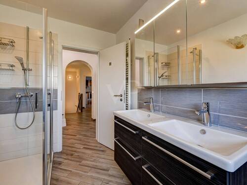 Bad mit Doppelwaschtisch und bodengleicher Dusche - 