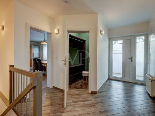 Eingangsbereich mit Garderobenzimmer - 