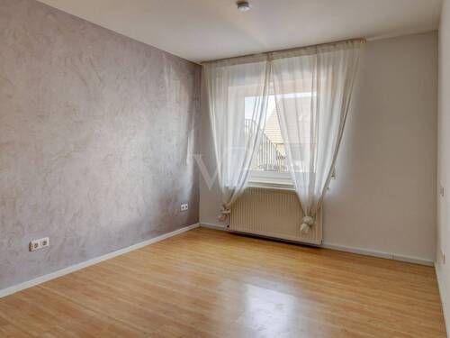Zimmer im Untergeschoss mit Wand in Spachteltechnik - 