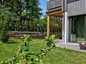 Sonnenterrasse mit Garten und überdachter Terrassenbereich - 