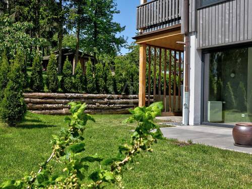 Sonnenterrasse mit Garten und überdachter Terrassenbereich - 