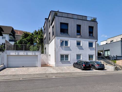 Doppelgarage mit Blick auf Eingang Untergeschoss - 