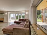 Wohnzimmer mit Terrassenzugang - 6 Zimmer Mehrfamilienhaus, Wohnhaus in Neu-Anspach