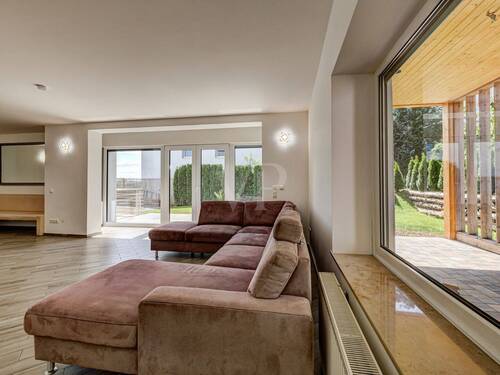 Wohnzimmer mit Terrassenzugang - 6 Zimmer Mehrfamilienhaus, Wohnhaus in Neu-Anspach