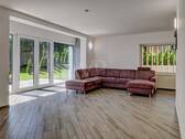 Lichtdurchflutet mit Blick auf Terrasse und Garten - 