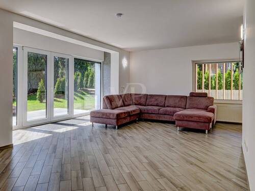 Lichtdurchflutet mit Blick auf Terrasse und Garten - 