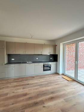 Helles Wohnzimmer mit Küche - 