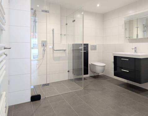 Badezimmer mit Fußbodenheizung und geräumiger Duschkabine - 