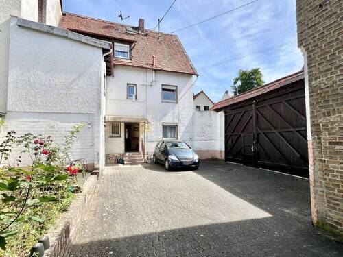 ANSICHT HOF UND HAUS - ERBENHEIM: GROSSZÜGIGES ANWESEN MIT SCHEUNE IN RUHIGER ZENTRUMSLAGE