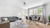 Wohnzimmer 1 - Kernsanierte 4 Zimmerwohnung mit 2 Balkons, moderner EBK und Garage