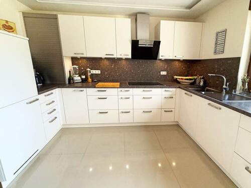 Neuwertige moderne Einbauküche - 