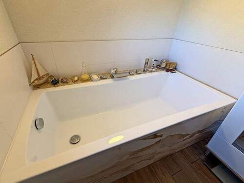 Bad mit Wanne und ... - 