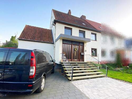 Hausansicht mit Wohnhausanbau - 5 Zimmer Doppelhaushälfte zum Kaufen in Lengede