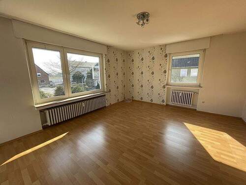 Wohnen - Dreizimmerwohnung mit Dachgeschoss und Garten