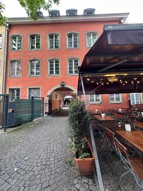 Rückansicht (Hochparterre links mit eingezäuntem Außenbereich) - 