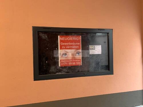 Schaukasten im Torbogen - 