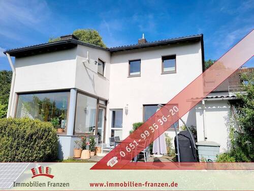 Rückansicht - Familienfreundliches Einfamilienhaus mit schönem Garten, Terrasse und Garage