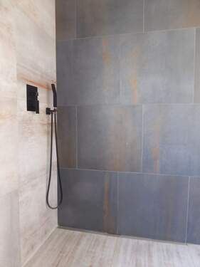 ...mit großer bodengleicher Dusche - 