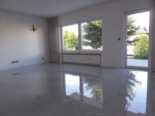 das freundliche Wohnzimmer... - Terrassenwohnung mit 100,00 m² in Riedstadt zum Kaufen