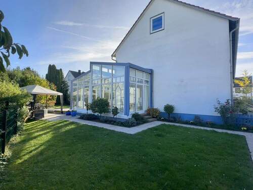 Außenansicht Ost - Lichterfülltes Haus mit modernem Wintergarten und traumhaftem SüdOst-Garten mit großer Terrasse
