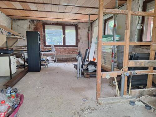 Separates Zimmer im EG ( entkernt ) - 